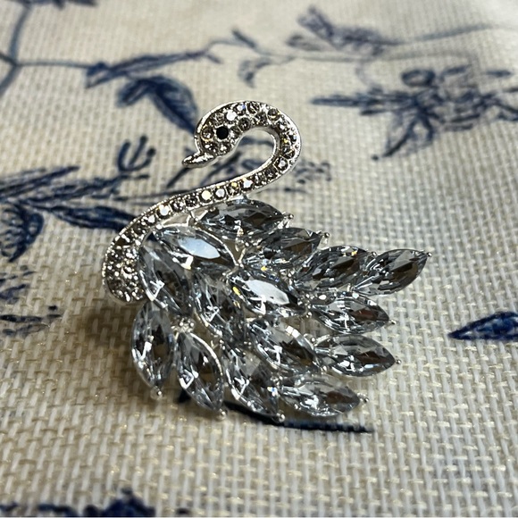Noble Swan Statement Brooch - Picture 7 of 9
